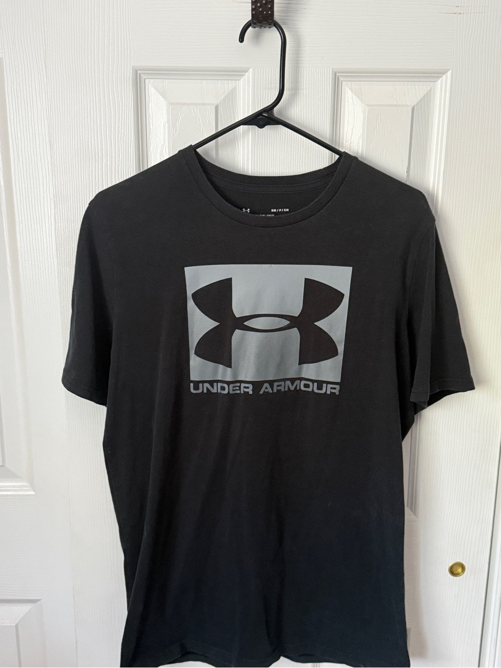 Under Armour Black Short Sleeve Tee with Gray Logo - Picture 1 of 3